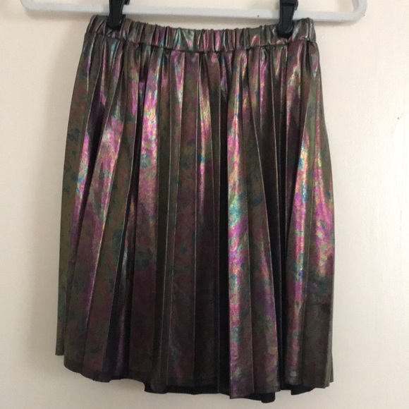 UO Oil Slick Pleated Mini Skirt sz M - Picture 3 of 5